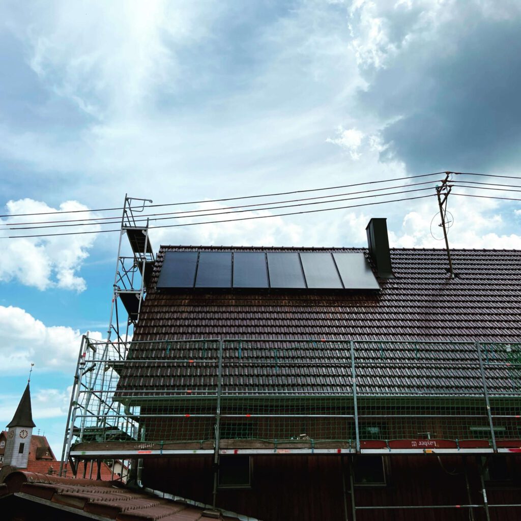 Zustand einer Viessmann Solaranlage auf dem Dach eines Hauses in Würzbach